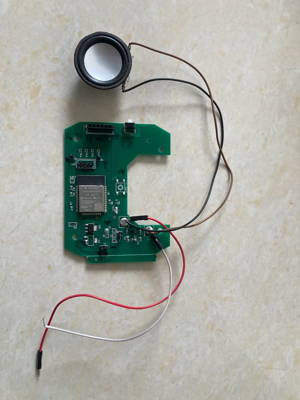ESP32-WROOM-32E board with MAX 9-series amplifier and speaker