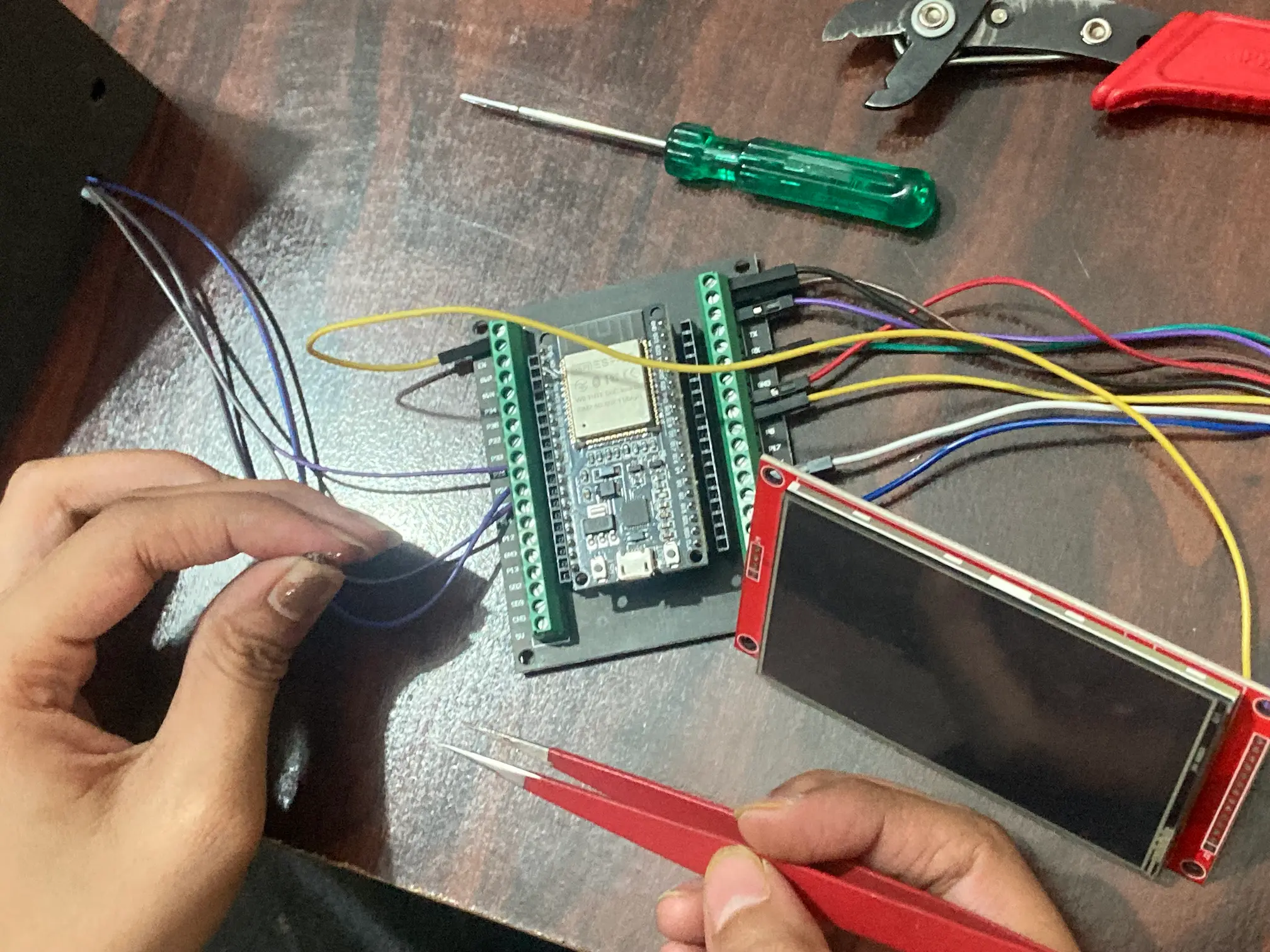 ESP32 and 3.5-inch TFT display assembly for the interactive retail display unit